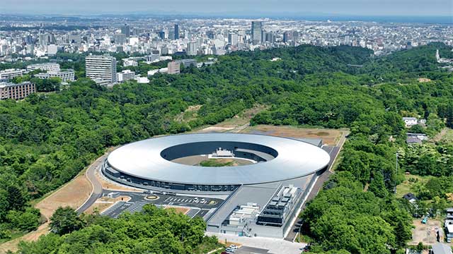 図1東北大学青葉山新キャンパスに建つNanoTerasu(ナノテラス)。遠景は仙台市内。